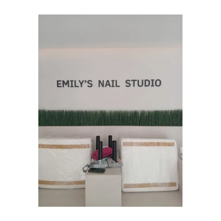 Επιγραφή · Emily's Nail Studio
